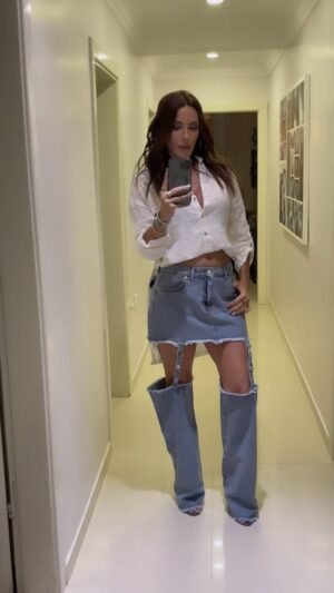Zeynep Koltuk Instagram - #fitcheck✔️ yaparken bu şarkıyla bayağı eğlenmiş olabilirim😅🤭🎶🎵🎶🤭😅
Not: şarkıyı dinlerken size de #ibrahimbüyükak söylüyo gibi geliyo mu yoksa bitek bana mı öyle geliyo🧐
#denimskirt #garterstitch #garterskirt