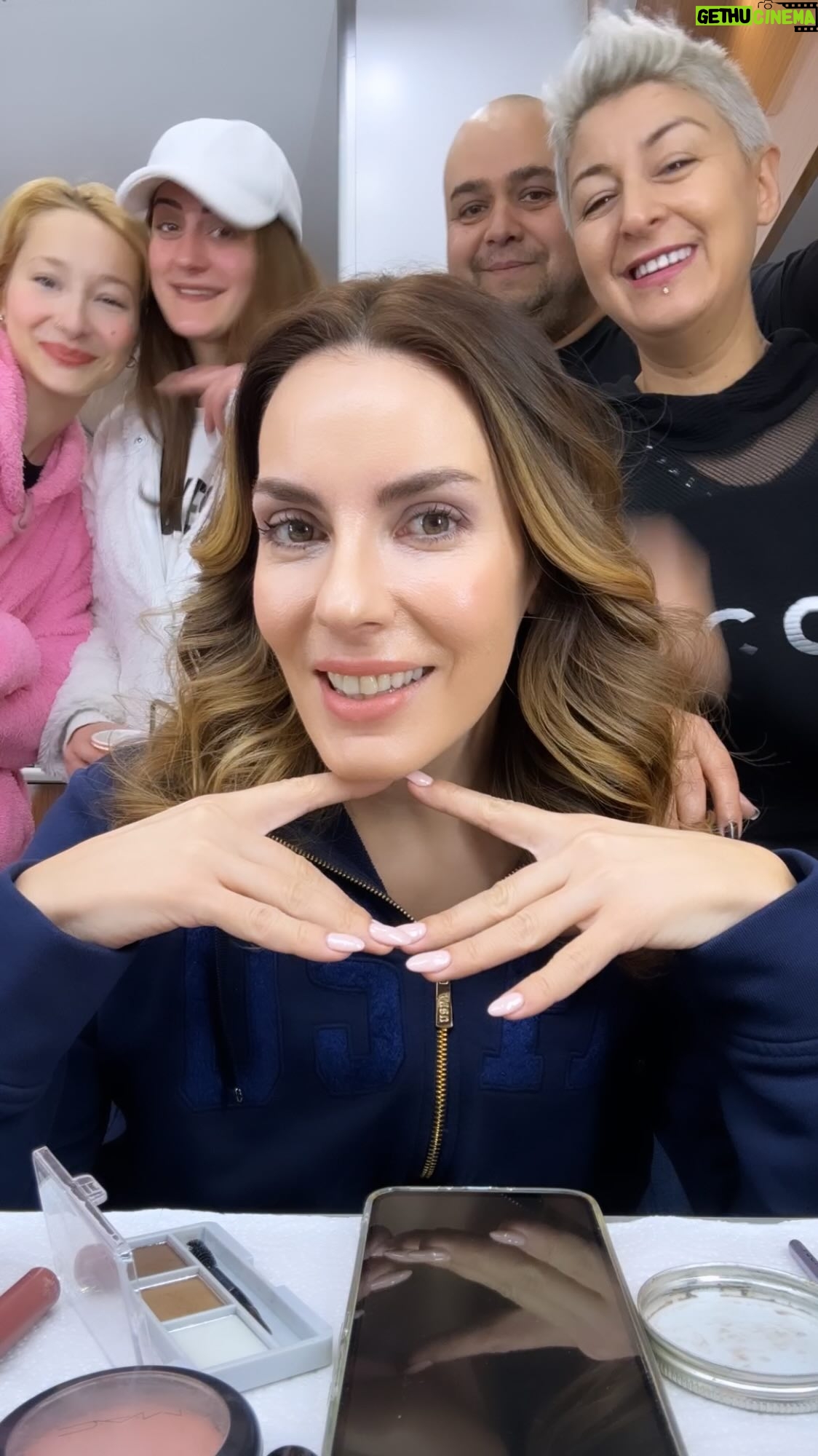 Zeynep Koltuk Instagram - Evet hiperaktifim😅😅😅 hiç susmadı ya la🤦🏼♀️ #makeup #makeuptimelapse #melikegüntay #saçmakyaj #hairmakeup #saçmakyajkaravanı @tuti_candles_ 😘🌸🩷✨ @altuner.gizem