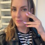 Zeynep Koltuk Instagram - Tabii ki de tırnaklarım @thenail_art_etiler ‘e emanet💅 Geçen günkü anket sonuçlarına göre genel tercih eflatun ve pembeydi ben de sizi dinledim💜🩷
