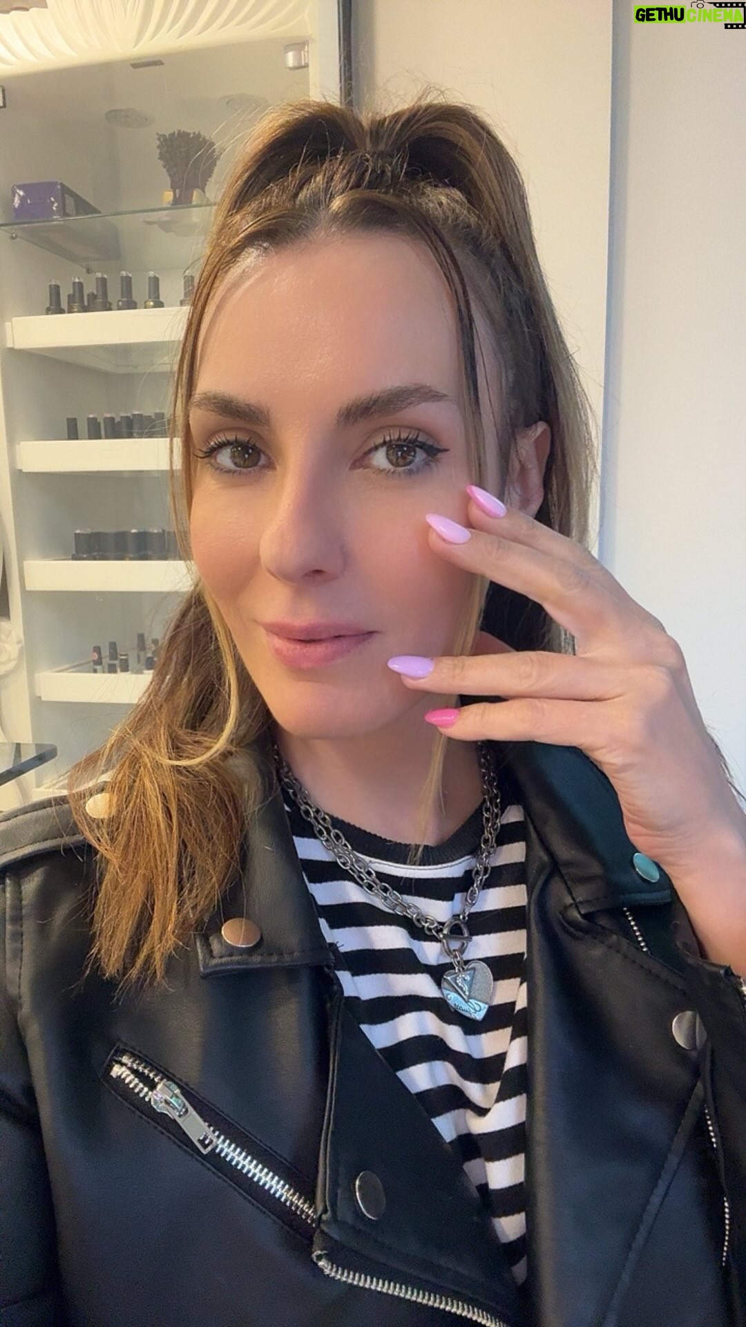 Zeynep Koltuk Instagram - Tabii ki de tırnaklarım @thenail_art_etiler ‘e emanet💅 Geçen günkü anket sonuçlarına göre genel tercih eflatun ve pembeydi ben de sizi dinledim💜🩷