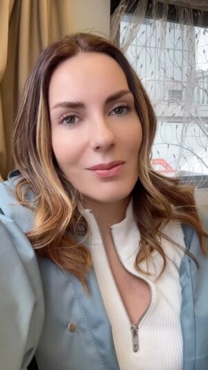 Zeynep Koltuk Instagram - Karavanda gelen aydınlanma😅
#gününtespiti #gününsözü #özeleştiri  #kalpmibeyinmi #setçilik #karavangünlükleri