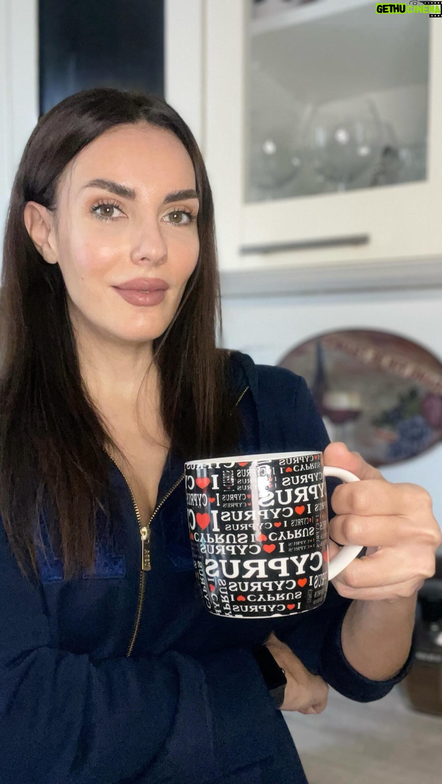 Zeynep Koltuk Instagram - Uykusuzluğun gerçek sebebini SEN biliyorsun zaten🤔🫢☕️