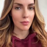 Zeynep Koltuk Instagram - İnsanı yaşlandıran en büyük etken stres; stresin de kaynağı bu “elalem örgütü” dediğimiz her şeyi eleştiren hiç birşeyden memnun olamayan kitle. Ne zaman ki o yıkıcı eleştirileri göz ardı etmeyi öğreniyorsun işte o zaman bi hafiflik bi rahatlık geliyo. Bence ondandır yani ama yorumunuz için çok teşekkür ederim @sinansavranofficial offical🥰🙏🏻