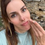 Zeynep Koltuk Instagram - Evet çok güzel kokuyordu evet kendimi alamadım işte sonuç🙄🤭🤩🤪(yüzümdeki kırmızılıklar çiçeğin polenleridir kan değil)