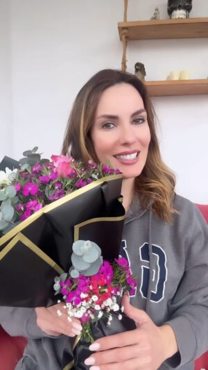 Zeynep Koltuk Instagram - 8 Mart Dünya Kari Bayani Günümüz kutlu olsun😅😅😅 kari baYani arkadaşlarınızı etiketlemekten çekinmeyiniz😅😅
#8mart #8martdünyakadınlargünü