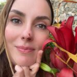 Zeynep Koltuk Instagram - Evet çok güzel kokuyordu evet kendimi alamadım işte sonuç🙄🤭🤩🤪(yüzümdeki kırmızılıklar çiçeğin polenleridir kan değil)
