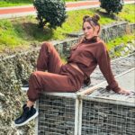 Zeynep Koltuk Instagram - Bir #zarapose da biz vermese miydik😅😅 #zaraposechallange #sweatsuit #tracksuit