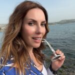 Zeynep Koltuk Instagram – Çıkarken kapıyı çok sert çarpma belki geri dönmen gerekir😉