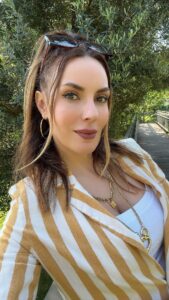 Zeynep Koltuk Instagram - Kankalar arkadaşlar dostlar hepinize soruyorum bana “ bizi” hatırlatmak için ne söylerdiİz😋