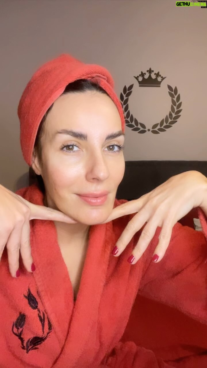 Zeynep Koltuk Instagram - Hava kapalıyken kendini kötü hissedenler burda mı🙋🏻♀️😒😅 #garbaje #rainyday #ihaterain