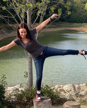 Zeynep Koltuk Instagram - Yine yeşillendim🍀✌🏻💚🌳
Not: hava öyle sıcak ki ağaçlar sararmaları gerektiğini unutmuş🤭
#sarıyaz #sonbahar #autumn #atatürkarboretumu