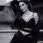 Zeynep Koltuk Instagram - #tbt ‘nin hası gelsin o zaman ne güzeldi walla @mertsendogdu 🙏🏻 #photography #photoshoot #blackandwhite #bwphotograph #isaiki #scgp