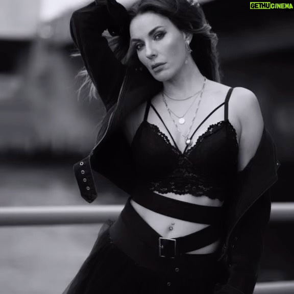 Zeynep Koltuk Instagram - #tbt ‘nin hası gelsin o zaman ne güzeldi walla @mertsendogdu 🙏🏻 #photography #photoshoot #blackandwhite #bwphotograph #isaiki #scgp