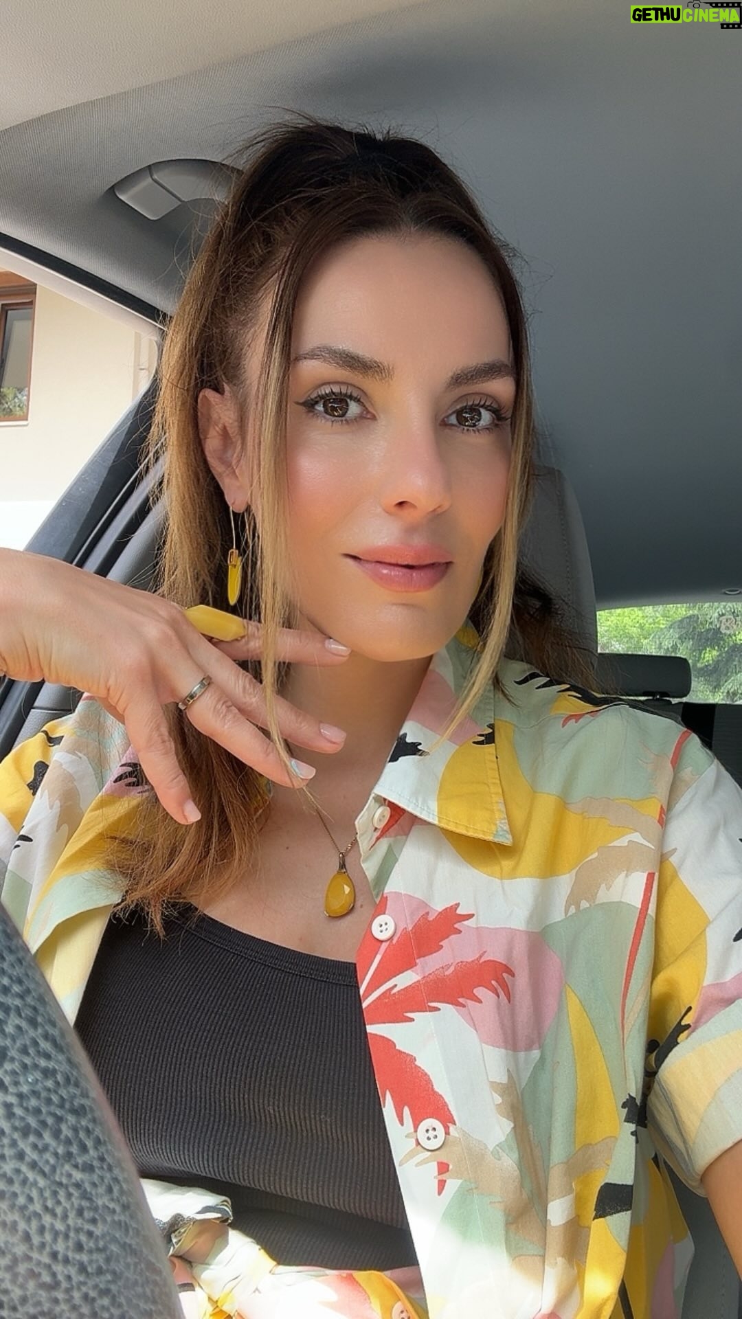 Zeynep Koltuk Instagram - Bu neden böyle ya bilenler beni aydınlatabilir mi tişikkürler😅