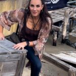 Zeynep Koltuk Instagram – Yine bir gezi rotasıyla geldim🥰 
Ve evet hava soğuk da olsa ayağımı denize sokmak için terlik gitdiğim doğrudur😅😅😅😅

İstanbul’da şehrin kalabalığından ve gürültüsünden kaçıp bir sahil kasabasına gelmiş gibi bir gün geçireceğiniz #rumelikavağı 
Burda etrafı gezebilir, ufak tefek alışveriş yapabilir, martıları besleyip marmaranın karadenizle buluşmasını seyredebilirsiniz..
Pek çok deniz ürünü restoranı var, ve hemen her bütçeye de uygun..
#yavuzsultanselimköprüsü manzarısı ile karşıda #yorozkalesi nin kattığı tarihi ambiyansı da unutmamak lazım🥰
Biz balık yiyip martıları besledikten sonra balıkçıların yanına gidip birer çay içtik ve bugün de günümüz güzelleşti..
Ulaşım için karayolu gibi vapur da kullanabilirsiniz çünki iskele tam da bu küçük kasabanın tam ortasında😉
Civarda uğranılanilecek noktalar ise;

👇🏻👇🏻👇🏻👇🏻👇🏻

📍yorozkalesi
📍rumeli kavağı iskelesi
📍rumeli feneri
📍garipçe
📍garipçe kalesi

Gündüzü ayrı gecesi ayrı

Akşam yemeği için yer önerisi #michelinstar almış #kahramanbalık 🐟🐡🐠🪼🦐🦞
