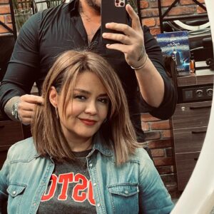 Zeyno Günenç Instagram - yeni yıla yakın yeni saçlar tabi ki Cem’in ellerinden💇‍♀️💇‍♀️💃🧡 @ressamhairstudio