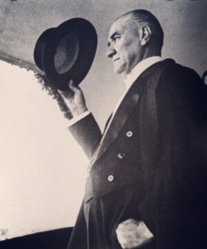 Zeyno Günenç Instagram - Sonsuz saygı,sevgi ve özlemle Atam... #10kasım #mustafakemalatatürk