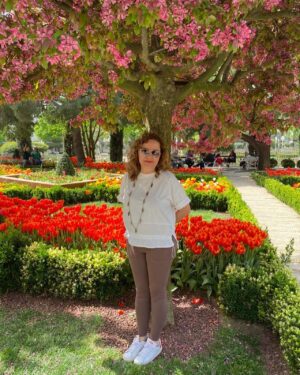 Zeyno Günenç Instagram - bugün canlarimla 🌷🌹🌼🌸🌺🌹 @elifgunenc #mami 💛 slide👉🏻