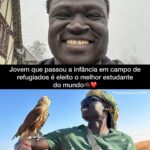 Zezeh Barbosa Instagram - Incrível!✊🏾 Uma história linda de superação, mas que ainda assim não podemos romantizar, né?✅ #repost @razoesparaacreditar Nhial Deng @nhialgdeng, um refugiado de 24 anos do Sudão do Sul, foi honrado com o prêmio de melhor estudante global no Global Student Prize 2023. Essa distinção reconheceu seu notável trabalho em prol de mais de 20.000 refugiados no Quênia. Originário da Etiópia, Nhial passou 11 anos no campo de refugiados de Kakuma, no Quênia, onde lançou iniciativas como uma biblioteca e um centro de treinamento para jovens empreendedores. A frente de programas de construção da paz, ele estabeleceu um ambiente seguro para os jovens. A entrega do prêmio ocorreu em NY, durante a Assembleia Geral da ONU, onde Nhial foi celebrado como um dos Embaixadores Globais da Juventude do Mundo. Atualmente, Nhial atua como escritor, ativista comunitário e defensor da educação como chave para um mundo mais justo.❤️ Fonte: mundoclipss 📸 @nhialgdeng . . . . #antiracismo #antiracista #racismoécrime #racismoestrutural #racismoinstitucional #racismonao #racismonão #consciencianegra #racistasnãopassarão #educacaoantirracista