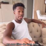 Zezeh Barbosa Instagram - É isso!😅❤️ Quem sabe, sabe hahaha! @aladekoman mandou muito bem :)👊🏾🤎 Ótima noite, amoresssss🍀 Via @oespelhodopreto 👏🏾 . . . . #maespretas #maenegra #maesefilhos #pretosnotopo #antiracismo #antiracista #racismonão #criançasnegras #criançaspretas #pretosnotopo #familiapreta