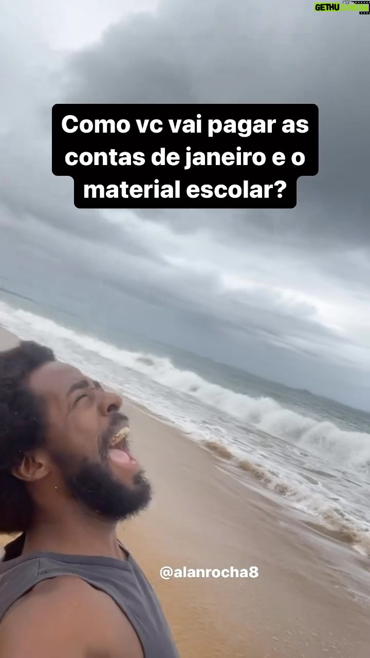 Zezeh Barbosa Instagram - Ninguém sabe🤡 O @alanrocha8 representou muito o brasileiro nesse vídeo, né?😅👍🏾 Mesmo assim, a gente tem muita fé e amor no corre :)✊🏾 É meme, mas poderia não ser hahahah ótima noite, amoresssss🍀 . . . . #começodeano #financaspessoais #controlefinanceiro #filhos #paisefilhos #maesefilhos #paisnegros #paispretos #atoresnegros #atoresbrasileiros #pararir #reelshumor #reelsengraçado #memesbr