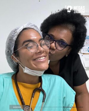 Zezeh Barbosa Instagram - Lindíssimas!!!❤️✊🏾

Parabéns, @rayssafeito , maravilhoso ver você e sua mãe tão felizes…! Contagiante :)

Representatividade importa, sim!!!❤️✊🏾✊🏾✊🏾

Ótima semana pra nós, amoresssss🍀

Via @asnegasdoziriguidumoficial 👊🏾
.
.
.
.
#antiracismo #antiracista #racismoestrutural #racismoécrime #racistasnãopassarão #racismoinstitucional #educacaoantirracista #racismonão #racismonao #consciencianegra