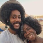 Zezeh Barbosa Instagram - Feliz dia das mães!❤️ Quanta gratidão!!! Coração quentinho!!!🥰 Hoje meu filho, @franciscoespectro , apareceu de surpresa aqui em casa às seis da manhã, com o melhor presente do mundo: Uma caixa gigante de amor!❤️❤️❤️ Detalhe: ele mora em outro estado!!!!! Amor da mãe!!!!🥰 Feliz dia pra todas nós!🍀 . . . . #felizdiadasmaes #diadasmaes #diadasmães #diadasmaes2024 #maesefilhos #mãesefilhos #maedemenino #mãedemenino #maesefilhos #filhosamados
