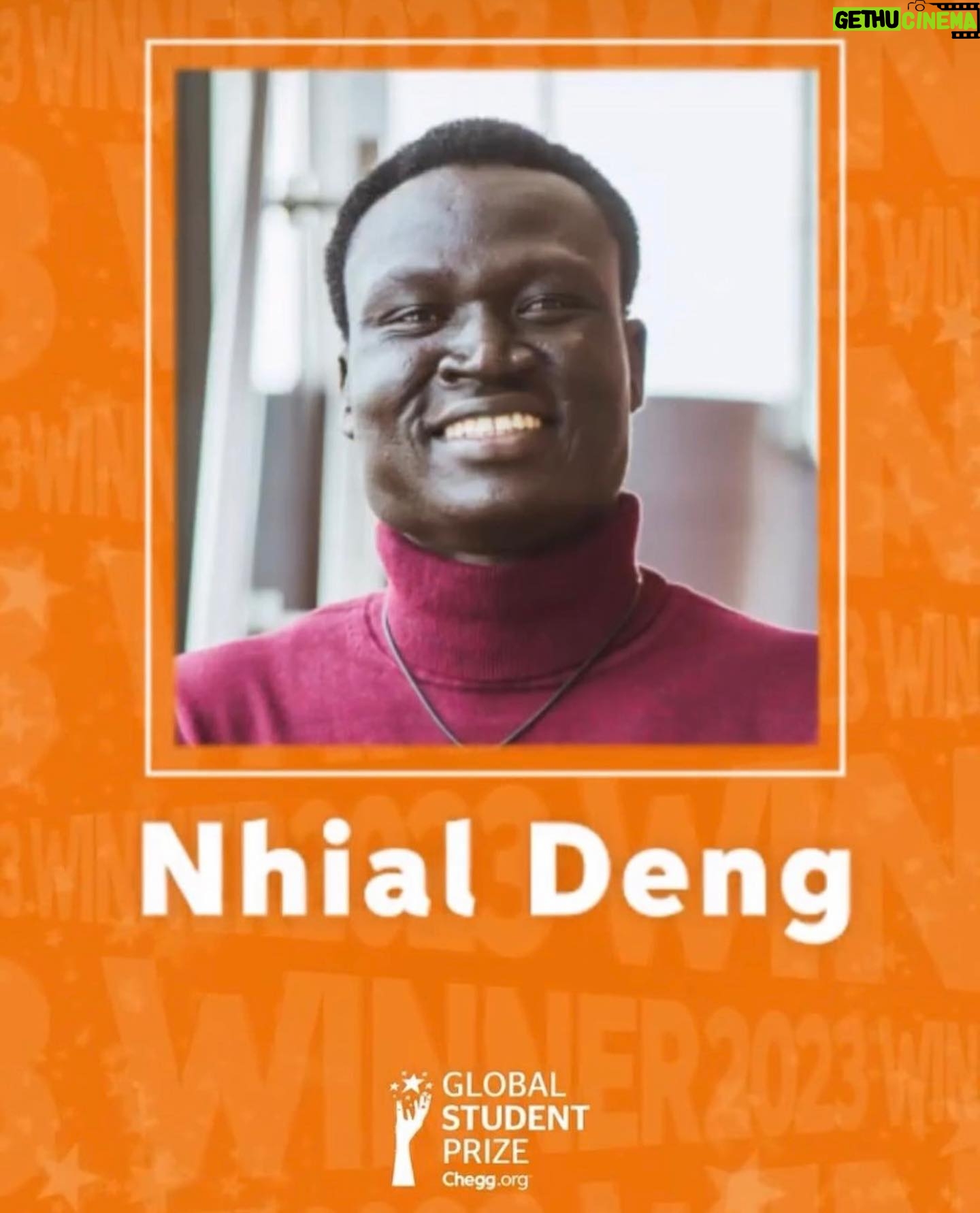 Zezeh Barbosa Instagram - Incrível!✊🏾 Uma história linda de superação, mas que ainda assim não podemos romantizar, né?✅ #repost @razoesparaacreditar Nhial Deng @nhialgdeng, um refugiado de 24 anos do Sudão do Sul, foi honrado com o prêmio de melhor estudante global no Global Student Prize 2023. Essa distinção reconheceu seu notável trabalho em prol de mais de 20.000 refugiados no Quênia. Originário da Etiópia, Nhial passou 11 anos no campo de refugiados de Kakuma, no Quênia, onde lançou iniciativas como uma biblioteca e um centro de treinamento para jovens empreendedores. A frente de programas de construção da paz, ele estabeleceu um ambiente seguro para os jovens. A entrega do prêmio ocorreu em NY, durante a Assembleia Geral da ONU, onde Nhial foi celebrado como um dos Embaixadores Globais da Juventude do Mundo. Atualmente, Nhial atua como escritor, ativista comunitário e defensor da educação como chave para um mundo mais justo.❤️ Fonte: mundoclipss 📸 @nhialgdeng . . . . #antiracismo #antiracista #racismoécrime #racismoestrutural #racismoinstitucional #racismonao #racismonão #consciencianegra #racistasnãopassarão #educacaoantirracista