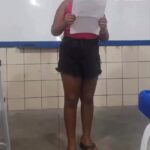 Zezeh Barbosa Instagram - Até quando?✊🏾 Pra ler e refletir, amores!🍀 #repost @asnegasdoziriguidumoficial Israelle, de 8 anos, aluna do 3º ano da Escola Municipal Baltazar de Mendonça, no bairro Jacintinho, em Maceió, passou por uma experiência dolorosa. Ela foi vítima de bullying e racismo por parte de colegas de turma. Na sexta-feira, 8 de março, Israelle chegou em casa triste e pediu à mãe para alisar o cabelo. A mãe, Thamara Santhiago, percebeu que algo estava errado e perguntou à filha o que havia acontecido. Foi então que Israelle revelou que três coleguinhas a haviam chamado de “Cabelo de bombril”. Mesmo magoada e abalada, ela decidiu enfrentar o racismo de frente. Na escola, diante de seus colegas de turma, a pequena Israelle leu uma carta emocionante. Nessa carta, ela expressou sua autoconfiança e orgulho de sua identidade: “Tenho orgulho da minha cor, do meu cabelo e do meu nariz. Sou feliz e sinto orgulho de quem sou.” (🎥 Reprodução/Metrópoles) #asnegasdoziriguidum #noticias #antiracismo #antiracista #racismoestrutural #racismoécrime #racistasnãopassarão #racismoinstitucional #educacaoantirracista #racismonão #racismonao #consciencianegra