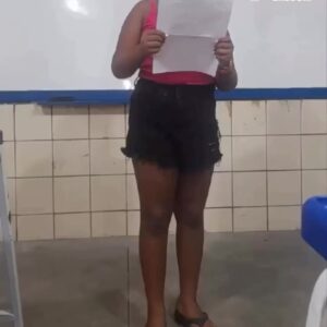 Zezeh Barbosa Instagram - Até quando?✊🏾

Pra ler e refletir, amores!🍀

#repost @asnegasdoziriguidumoficial
 Israelle, de 8 anos, aluna do 3º ano da Escola Municipal Baltazar de Mendonça, no bairro Jacintinho, em Maceió, passou por uma experiência dolorosa. Ela foi vítima de bullying e racismo por parte de colegas de turma.

Na sexta-feira, 8 de março, Israelle chegou em casa triste e pediu à mãe para alisar o cabelo. A mãe, Thamara Santhiago, percebeu que algo estava errado e perguntou à filha o que havia acontecido. Foi então que Israelle revelou que três coleguinhas a haviam chamado de “Cabelo de bombril”.

Mesmo magoada e abalada, ela decidiu enfrentar o racismo de frente. Na escola, diante de seus colegas de turma, a pequena Israelle leu uma carta emocionante. Nessa carta, ela expressou sua autoconfiança e orgulho de sua identidade:

“Tenho orgulho da minha cor, do meu cabelo e do meu nariz. Sou feliz e sinto orgulho de quem sou.”

(🎥 Reprodução/Metrópoles)

#asnegasdoziriguidum #noticias #antiracismo #antiracista #racismoestrutural #racismoécrime #racistasnãopassarão #racismoinstitucional #educacaoantirracista #racismonão #racismonao #consciencianegra