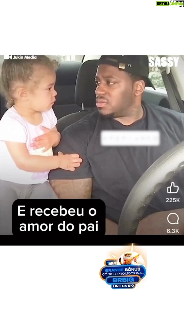 Zezeh Barbosa Instagram - Lindo!🥹 É isso… o amor, a compreensão e o acolhimento são chaves pra uma educação saudável, né?❤️ Ótima noite, amoresssss🍀 Via @resiliencia_humana ✌🏾 . . . . #paisefilhos #paispretos #familiapreta #familianegra #racistasnãopassarão #racismoécrime #antiracismo #antiracista #educaçãoantiracista #amordepai #amordepaiefilha