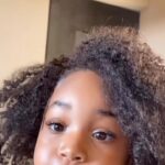 Zezeh Barbosa Instagram - Sabe muito!🥰 @helloa_azevedo já entendeu tudo desde cedo, né, gente?❤️ Ótima noite, amoresssss🍀 Via @oespelhodopreto 🤎 . . . . #cabeloafro #afrohair #autocuidado #pretosnotopo #cabelocrespo #cabelocacheado #antiracismo #antiracista #racismonão #racismonao #racismoestrutural #racismoinstitucional #racismoécrime #racistasnãopassarão