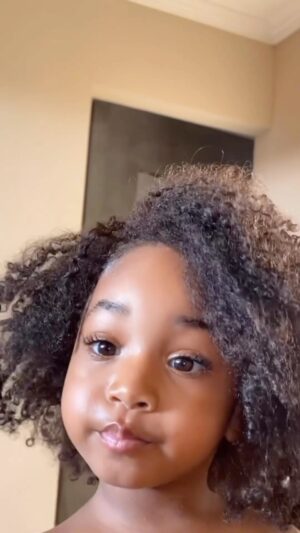 Zezeh Barbosa Instagram - Sabe muito!🥰

@helloa_azevedo já entendeu tudo desde cedo, né, gente?❤️

Ótima noite, amoresssss🍀

Via @oespelhodopreto 🤎
.
.
.
.
#cabeloafro #afrohair #autocuidado #pretosnotopo #cabelocrespo #cabelocacheado #antiracismo #antiracista #racismonão #racismonao #racismoestrutural #racismoinstitucional #racismoécrime #racistasnãopassarão