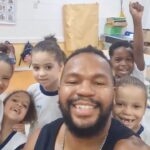 Zezeh Barbosa Instagram – Lindo!🤎

Sempre maravilhoso ver o trabalho de educação antiracista do @pevirguladez_ !✊🏾❤️

Ótima noite, amoresssss🍀

Via @oespelhodopreto 👊🏾
.
.
.
.
#antiracismo #antiracista #racismoestrutural #racismoécrime #racistasnãopassarão #racismoinstitucional #educacaoantirracista #racismonão #racismonao #consciencianegra