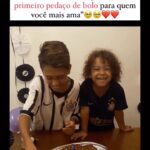 Zezeh Barbosa Instagram - Amar é incrível!!!🥰 Caiu uma lágrima! Um pouco de fofura pra nossa semana :)❤️ Ótima noite, babiesss🍀 Via @insidehistory 👊🏾 . . . . #amordeirmaos #amordeirmao #maedemenino #maededois #maedeumprincipe #maesefilhos #filhosamados #amordefilho #amordefilhos #amaréincrivel #irmaos #bolodeaniversario #aniversariodecriança #criancasfofas