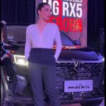 Zhalla Rasul Instagram - لە ئیڤێنتی @mgmotoriraq کۆمپانیای (MG) ئۆتۆمبیلێکی نوێیان نمایش کرد بە ناوی (RX5) بە دیزاینێکی نوێ و بە چەندین مواسەفاتی زیرەک و تەکنەلۆجی بەرز