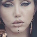 Zhalla Rasul Instagram – أبقی قویآ، حتی عندما تشعر أن کل شئ ینهار 
Camera and edit by the one and only @dyar.mahdi 
Design by myself and @Zher_officiall
