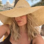 Zhanna Martirosyan Instagram - 1 мая у меня ассоциируется с детством, с моим родным городом Сочи, яркой демонстрацией в 9 утра, разноцветными шарами и мальчиком Сережей из моей школы. Благодаря пионеру Серёге,я дошла до конца праздничного шествия вся в слезах, держа в руках 10 лопнувших шариков. Помню, как сквозь слезы я жаловалась родителям : " Почему этот придурок, проткнул все мои шарики? Почему я ему так не нравлюсь." Мама мне сказала :"Не обращай внимания, ему просто нравится протыкать шарики" А папа мне сказал: " Ему просто нравишься ты")