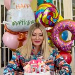 Zhanna Martirosyan Instagram - С днём рождения меня! 🥳🌷🎉🌷🎂🌷🎊🌷🥂🌷🎊🌷🍾🌷✨🌷🎈🌷 Честно говоря, не успела купить себе свечи на торт, поэтому использовала цифры, которые были дома) Ну,а подписчики, которые не читают больше одного предложения под моими постами, пусть обзавидуются, как я выгляжу в свои 56 лет)))🥳🎈🥳🎈🥳🎈🥳🎈🥳🎈🥳🎈🥳🎈🥳