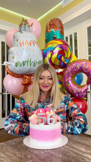 Zhanna Martirosyan Instagram - С днём рождения меня! 🥳🌷🎉🌷🎂🌷🎊🌷🥂🌷🎊🌷🍾🌷✨🌷🎈🌷
Честно говоря, не успела купить себе свечи на торт, поэтому использовала цифры, которые были дома) 
Ну,а подписчики, которые не читают больше одного предложения под моими постами, пусть обзавидуются, как я выгляжу в свои 56 лет)))🥳🎈🥳🎈🥳🎈🥳🎈🥳🎈🥳🎈🥳🎈🥳