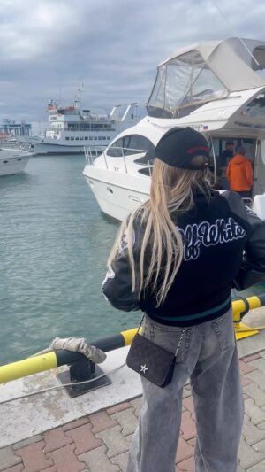 Zhanna Martirosyan Instagram - Морской волк.
#reels #море #яхта #лодка #сочи #юмор