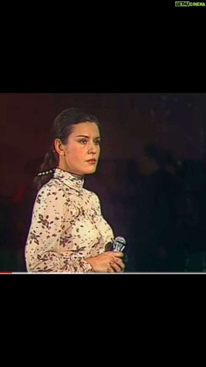 Zhanna Martirosyan - 3 Likes - «ЕСЛИ Б НЕ БЫЛО ВОЙНЫ». ВАЛЕНТИНА ТОЛКУНОВА
Ещё до встречи вышла нам разлука,
А всё же о тебе я вижу сны,
Да разве мы б прожили друг без друга,
Мой милый, если б не было войны,
Мой милый, если б не было войны.
Наверно, я до срока стала старой,
А только в этом нет твоей вины,
Какой бы мы красивой были парой,
Мой милый, если б не было войны,
Мой милый, если б не было войны.
И снова ты протягиваешь руки,
Зовёшь из невозвратной стороны,
Уже б ходили в школу наши внуки,
Мой милый, если б не было войны,
Мой милый, если б не было войны.
Никто калитку стуком не тревожит,
И глохну я от этой тишины,
Ты б старше был, а я была б моложе,
Мой милый, если б не было войны,
Мой милый, если б не было войны.
Да разве мы б прожили друг без друга,
Мой милый, если б не было войны.