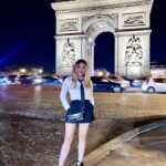 Zhanna Martirosyan Instagram - Владимир Высоцкий. "Наверно, я погиб. Глаза закрою — вижу. Наверно, я погиб: робею, а потом — Куда мне до нее! Она была в Париже, И я вчера узнал — не только в нем одном. Какие песни пел я ей про Север дальний! Я думал: вот чуть-чуть — и будем мы на «ты». Но я напрасно пел о полосе нейтральной — Ей глубоко плевать, какие там цветы. Я спел тогда еще — я думал, это ближе, — Про юг и про того, кто раньше с нею был. Но что ей до меня! Она была в Париже, Ей сам Марсель Марсо чего-то говорил..,"