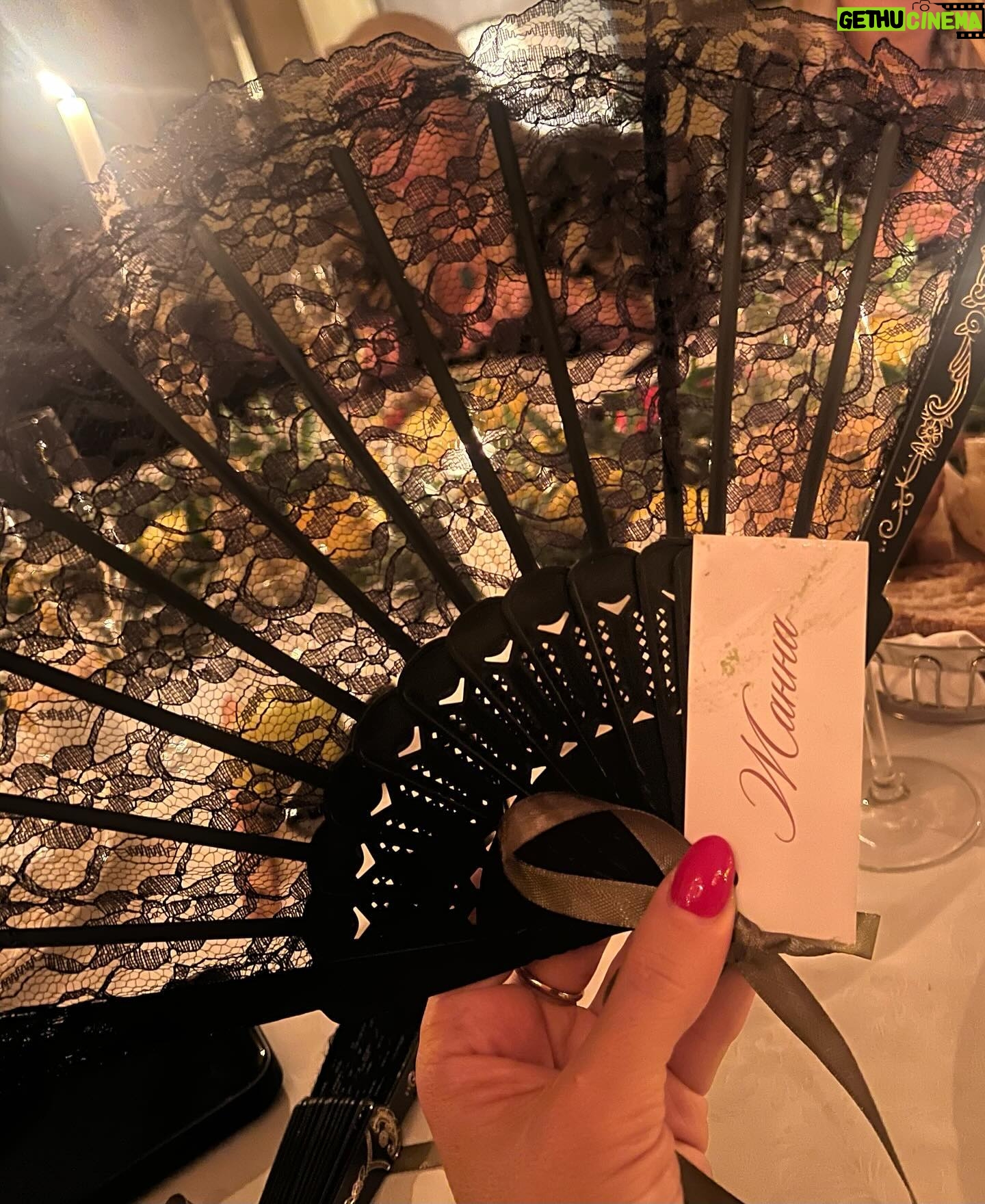 Zhanna Martirosyan Instagram - Buon compleanno bellissima! Ti auguro buoni doni e tante emozioni positivi @yana___y ♥️ 🎂🎉💃🍾🎁🌹🎊🥂🥳 #деньрождения #италия #italia #love #style