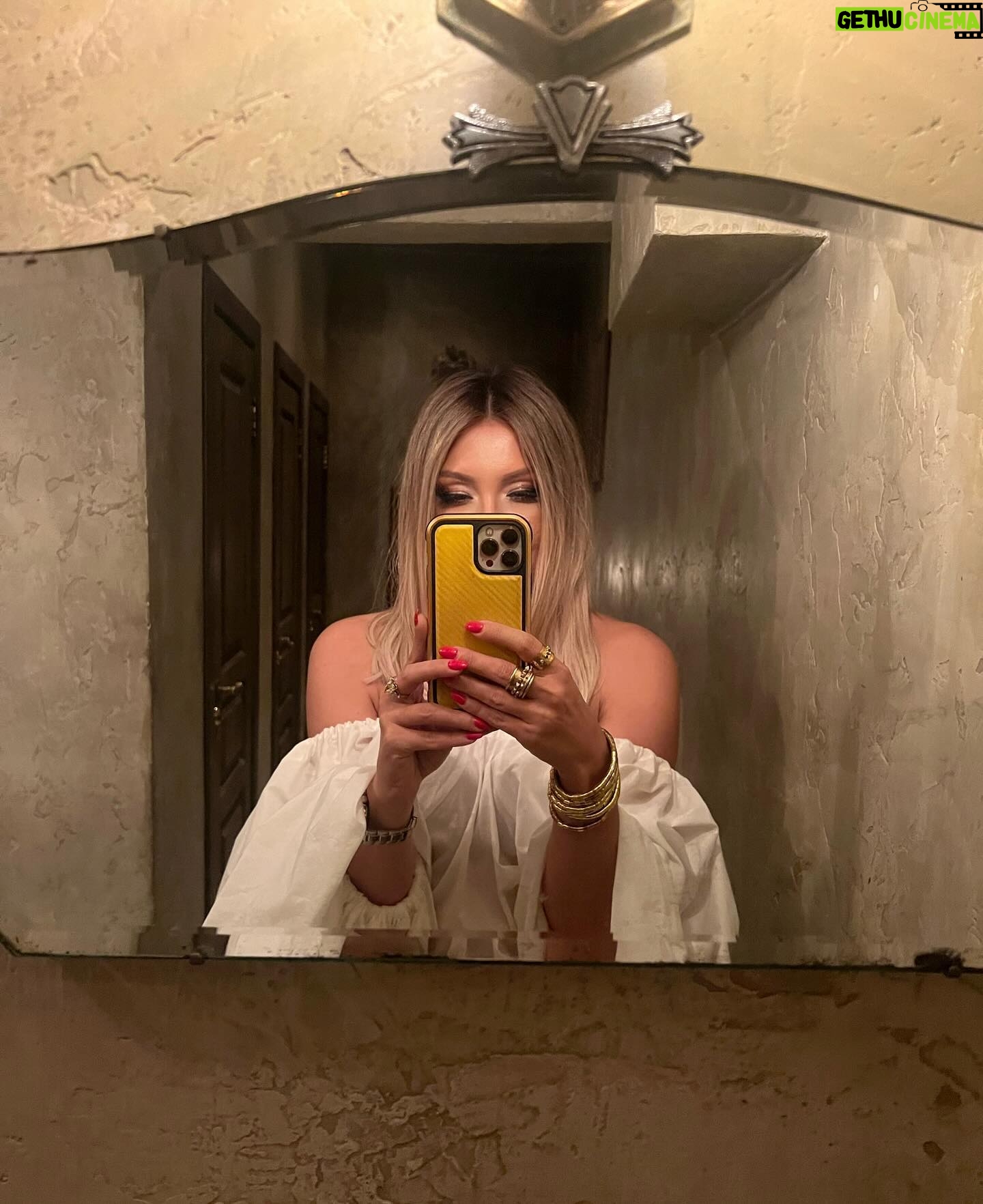 Zhanna Martirosyan Instagram - Buon compleanno bellissima! Ti auguro buoni doni e tante emozioni positivi @yana___y ♥️ 🎂🎉💃🍾🎁🌹🎊🥂🥳 #деньрождения #италия #italia #love #style
