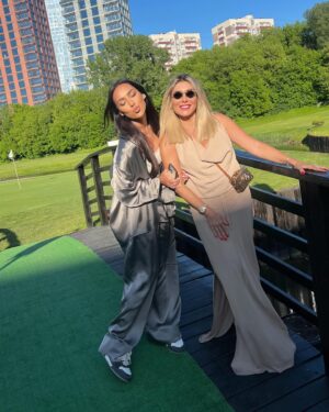 Zhanna Martirosyan Instagram - Спасибо, подруга,за солнечные очки.
Я всегда знала,что ты хотела сфотографироваться с Джоном Ленноном.)
@alsou_a ♥️
