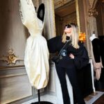 Zhanna Martirosyan Instagram - В Париж я приехала всего на несколько дней и решила не тратить время на магазины,а всецело отдаться культурному отдыху. Я же сильная интеллигентная женщина! Материальное-бренно, культура-вечна! Первый мой срыв произошел в день прилета в Париж- я на несколько секунд забежала в Zara, точнее на 7200 секунд. Во втором моём срыве я не виновата!!!!! Всему виной @elina_janibekyan 🤗 Моя подруженька пригласила меня в бутик @schiaparelli.)😎 Честно говоря , бутик совершенно не похож на магазин. Я как-будто побывала в музее и получила огромное визуальное удовольствие! Так что через пару дней прилечу в Москву с чемоданом вещей из Zara и охапкой впечатлений из бутика @schiaparelli .) P.S. Спасибо @badra_amart за гостеприимство🌹