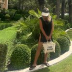 Zhanna Martirosyan Instagram - В прошлом году была на острове Миконос. Купила себе там пляжную сумку с надписью "Y'ADORE MYKONOS" В этом году приехала с ней в Дубай. Пусть теперь все в Дубае знают, что я была на Миконосе)