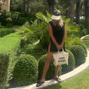 Zhanna Martirosyan Instagram - В прошлом году была на острове Миконос. 
Купила себе там пляжную сумку с надписью "Y'ADORE MYKONOS"
В этом году приехала с ней в Дубай.
Пусть теперь все в Дубае знают, что я была на Миконосе)