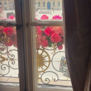 Zhanna Martirosyan Instagram - В Париж я приехала всего на несколько дней и решила не тратить время на магазины,а всецело отдаться культурному отдыху. Я же сильная интеллигентная женщина!
Материальное-бренно, культура-вечна!
Первый мой срыв произошел в день прилета в Париж- я на несколько секунд забежала в Zara, точнее на 7200 секунд.
Во втором моём срыве я не виновата!!!!!
Всему виной @elina_janibekyan 🤗
Моя подруженька пригласила меня в бутик @schiaparelli.)😎
Честно говоря , бутик совершенно не похож на магазин. Я как-будто побывала в музее и получила огромное визуальное удовольствие!
Так что через пару дней прилечу в Москву с чемоданом вещей из Zara и охапкой впечатлений из бутика @schiaparelli .)
P.S. Спасибо @badra_amart за гостеприимство🌹